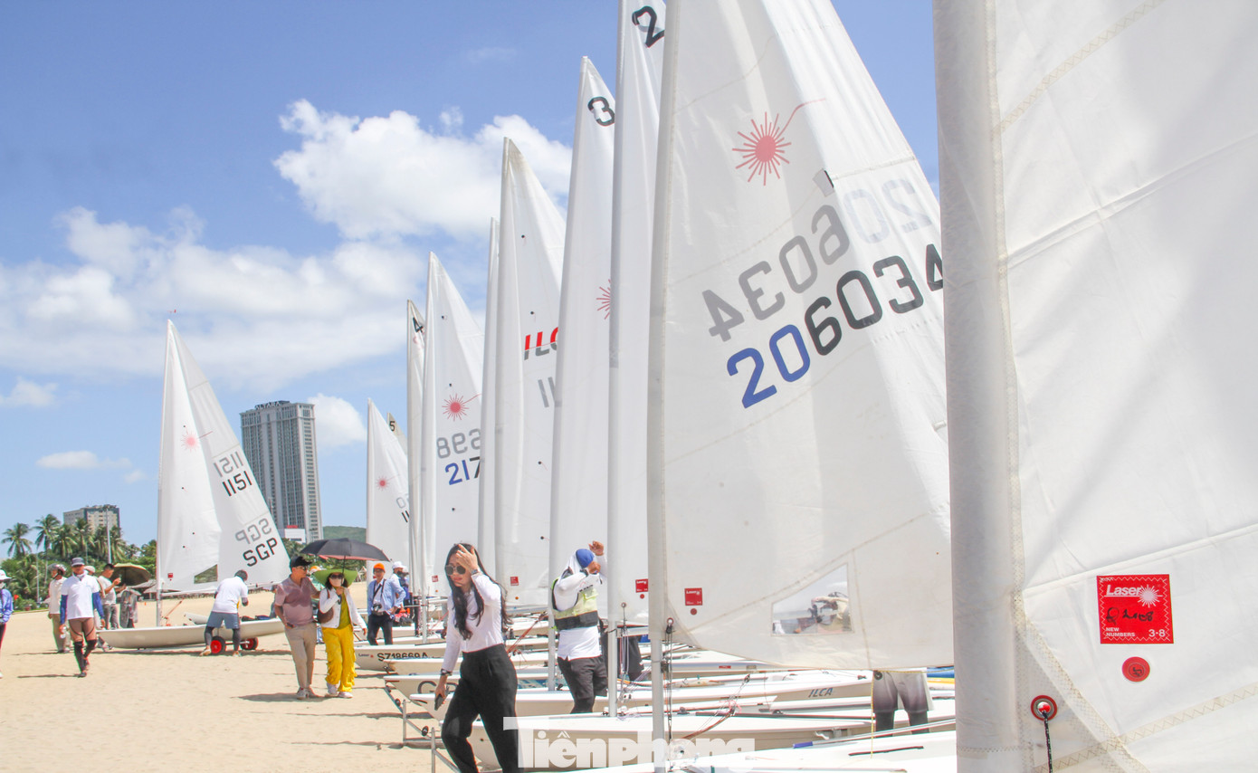 Giải quy tụ 116 VĐV, trong đó các nội dung thuyền buồm có 20 VĐV quốc tế đến từ 10 quốc gia như Pháp, Hungary, Nhật Bản, Indonesia, Malaysia,… Nước chủ nhà Việt Nam với sự góp mặt của 20 VĐV đến từ đội tuyển trẻ, tranh tài ở 8 nội dung. (Ảnh: Trương Định)