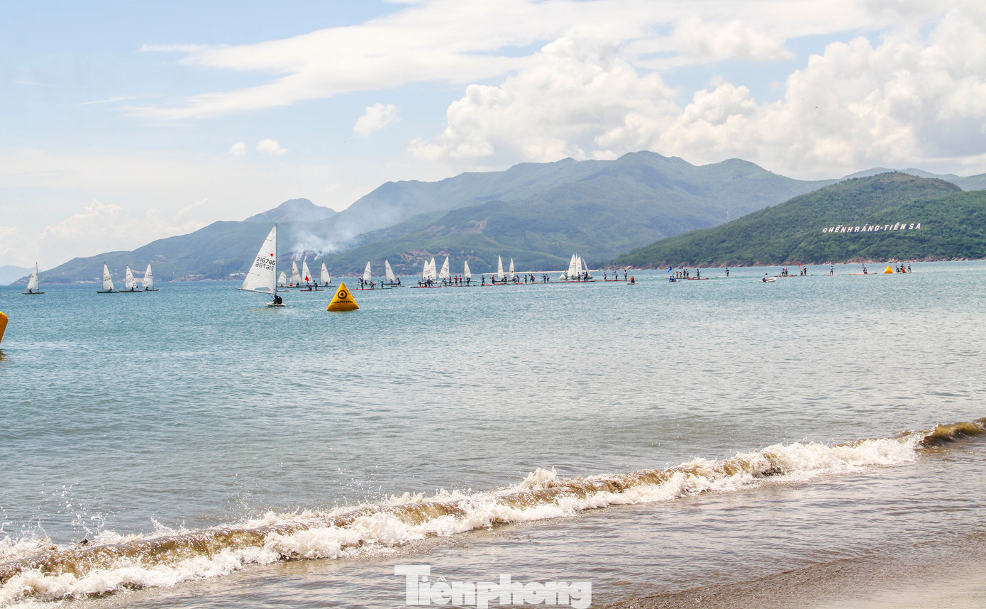 Theo đại diện BTC, bãi biển Quy Nhơn với lợi thế có các điều kiện tự nhiên thuận lợi như sóng, gió,… phù hợp với các hoạt động để tổ chức các môn thể thao biển. BTC cũng hy vọng thông qua giải đua lần này sẽ là cầu nối thúc đẩy phát triển du lịch của tỉnh Bình Định, tăng cường sự hữu nghị, giao lưu văn hóa giữa các quốc gia với nhau. (Ảnh: Trương Định)