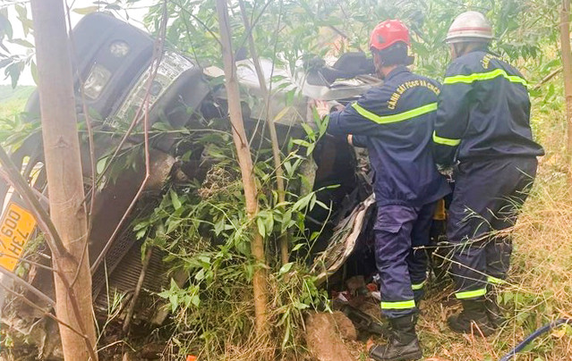 Xe tải chở dưa hấu bất ngờ đâm vào vách núi, lật xe. Ảnh. M.N