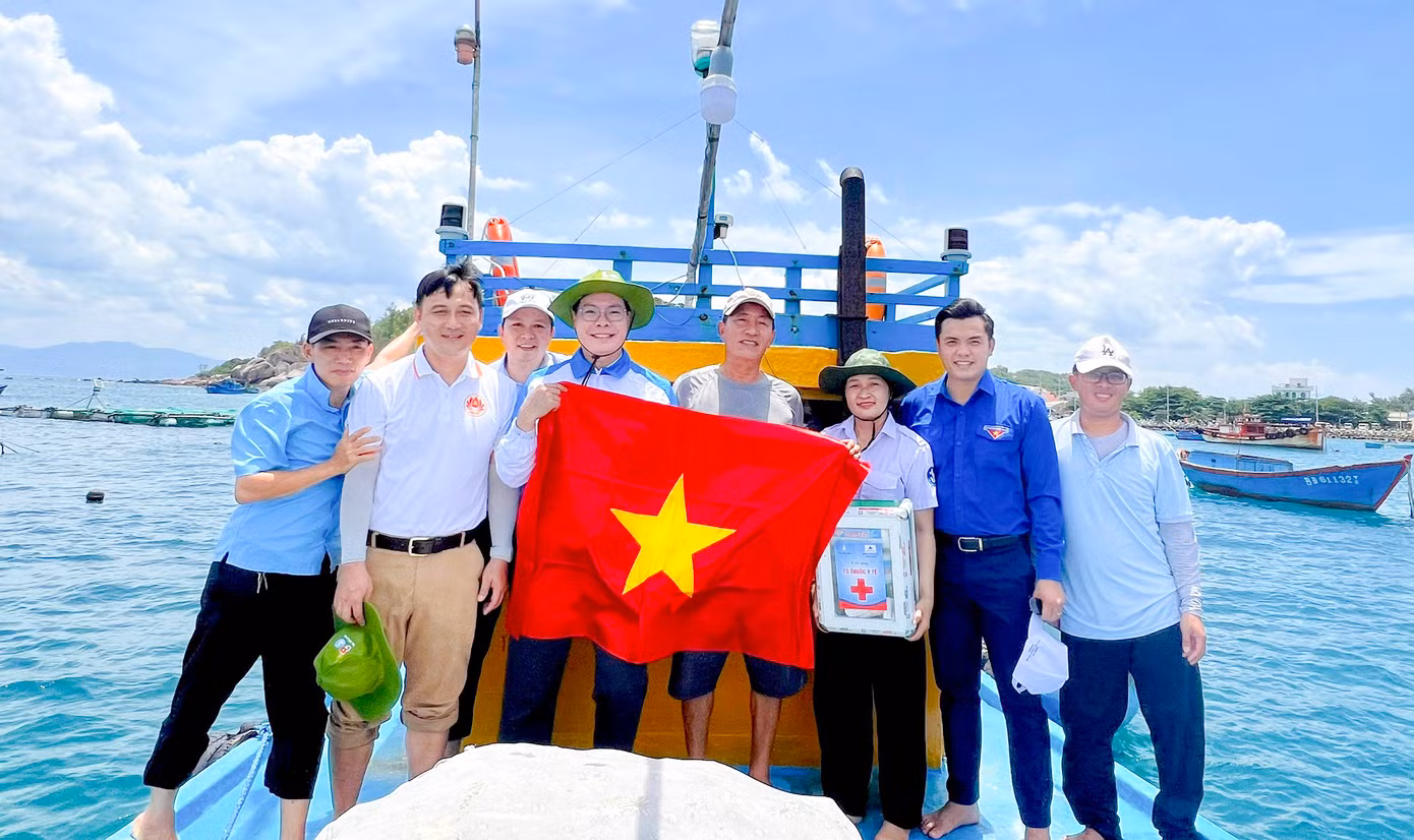 Tặng quà cho ngư dân vươn khơi. Tặng quà cho ngư dân vươn khơi.
