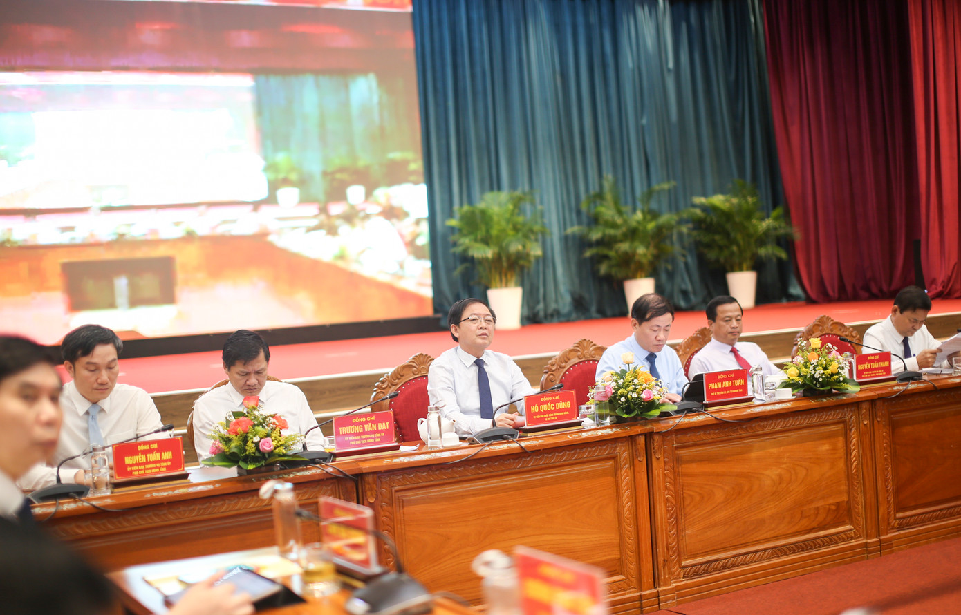 Bí thư Tỉnh ủy Gia Lai Hồ Quốc Dũng cùng lãnh đạo HĐND, UBND tỉnh chủ trì hội nghị. Ảnh: Trương Định. Bí thư Tỉnh ủy Gia Lai Hồ Quốc Dũng cùng lãnh đạo HĐND, UBND tỉnh chủ trì hội nghị. Ảnh: Trương Định.