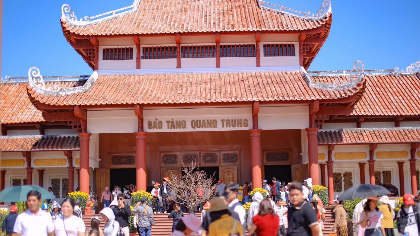 Theo ghi nhận của PV, trong ngày mùng 5 Tết, người dân và du khách đến khuôn viên bảo tàng để dâng hương tưởng niệm vua Quang Trung và các thủ lĩnh nhà Tây Sơn, sau đó đến khu vực giếng cổ của gia đình thân sinh Tây Sơn Tam Kiệt để rửa mặt lấy lộc cầu bình an; tham quan, chụp hình tại cây me cổ thụ… Ảnh: Trương Định