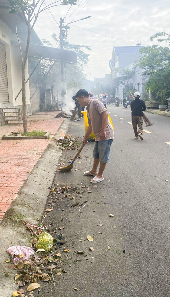 Người dân chung tay dọn dẹp vệ sinh các tuyến đường.