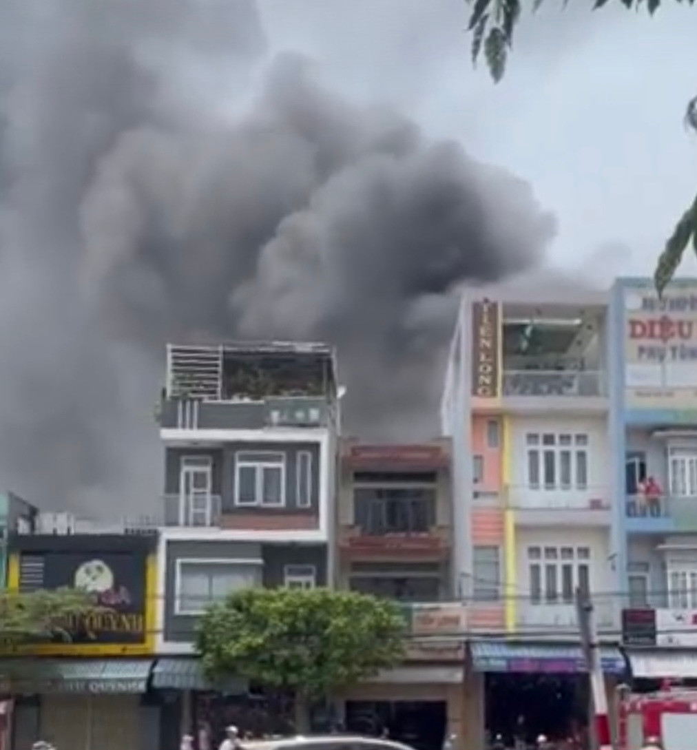 Cột khói bao trùm cả khu vực. Cột khói bao trùm cả khu vực.