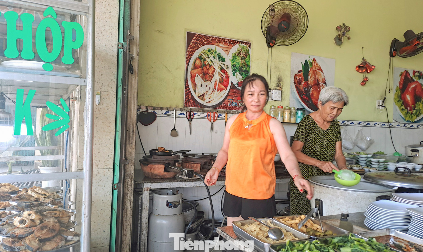 Chủ quán kể lại sự việc. Ảnh: Trương Định.