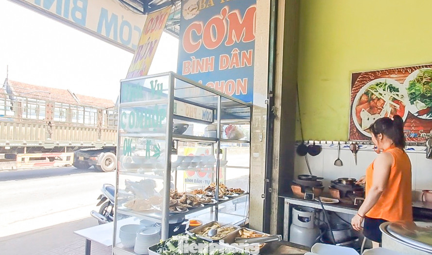 Quán cơm bị khách 'tố' lấy đồ ăn thừa bỏ vào khay cho khách đến sau. Ảnh: Trương Định. Quán cơm bị khách 'tố' lấy đồ ăn thừa bỏ vào khay cho khách đến sau. Ảnh: Trương Định.