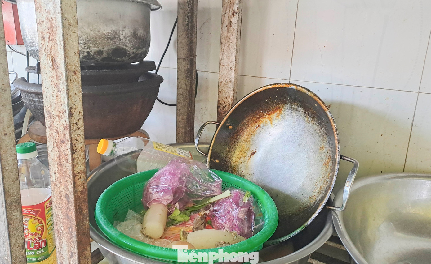 Vị trí đổ thức ăn thừa của quán. Ảnh: Trương Định. Vị trí đổ thức ăn thừa của quán. Ảnh: Trương Định.