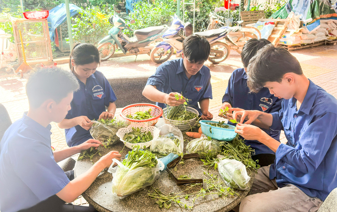 Các bạn trẻ chung tay chuẩn bị "bữa cơm tri ân". Ảnh: T.Đ