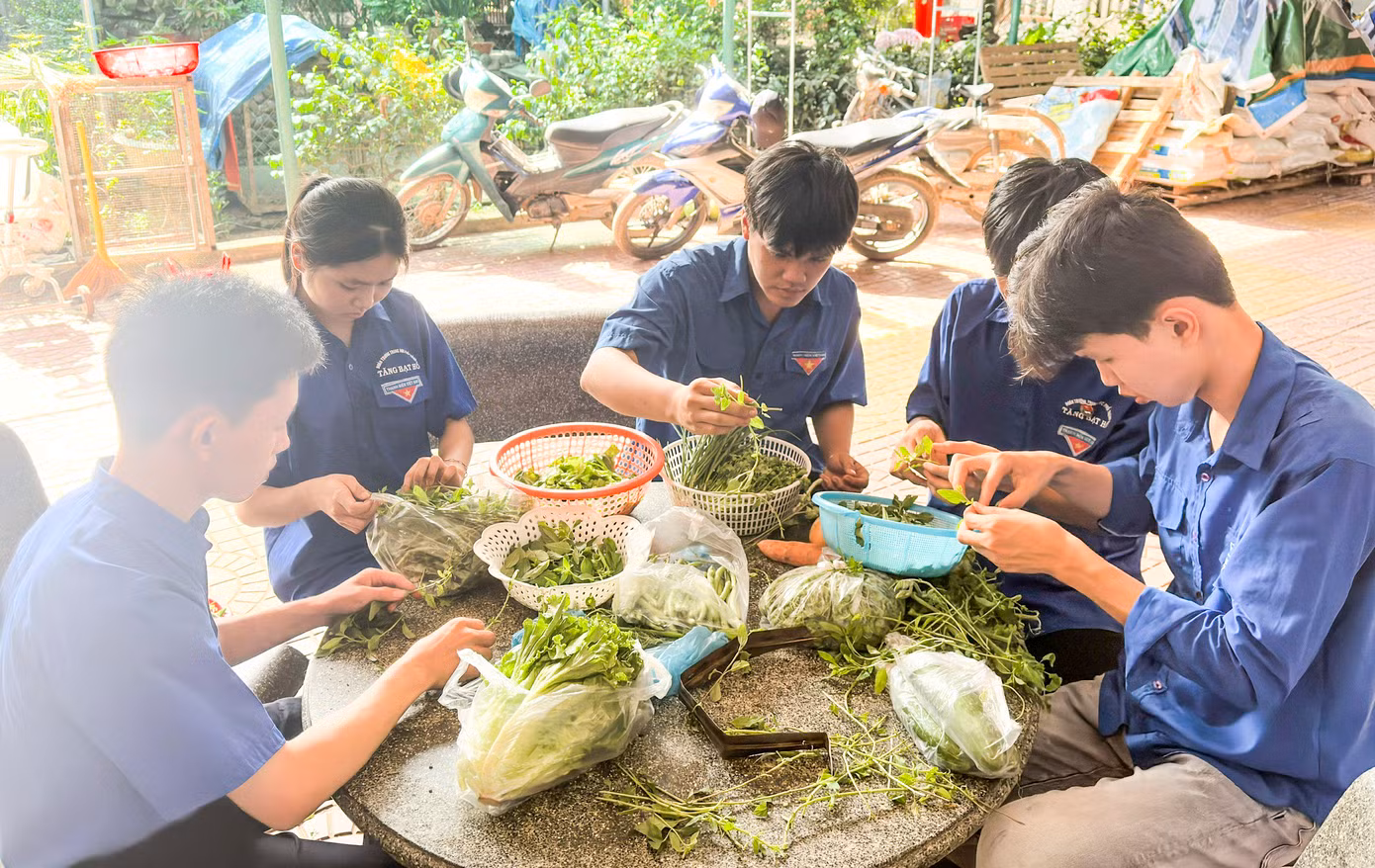 Các bạn trẻ chung tay chuẩn bị "bữa cơm tri ân". Ảnh: T.Đ