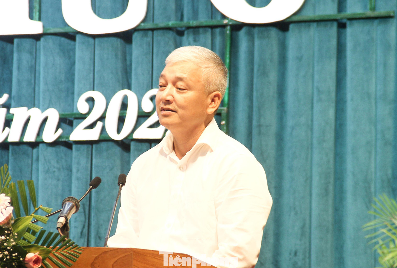 Giám đốc Sở Y tế Bình Định Lê Quang Hùng báo cáo giải trình. Ảnh: Trương Định