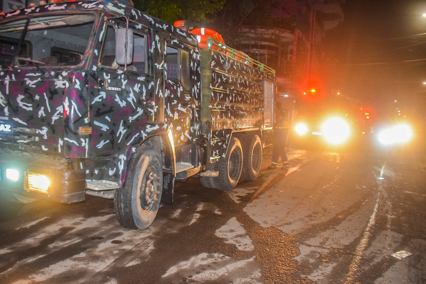 Lực lượng cứu hộ được điều động chữa cháy trong đêm.