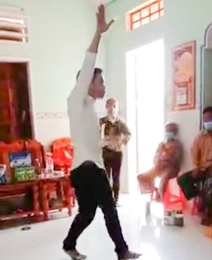 Người bán giới thiệu sản phẩm.