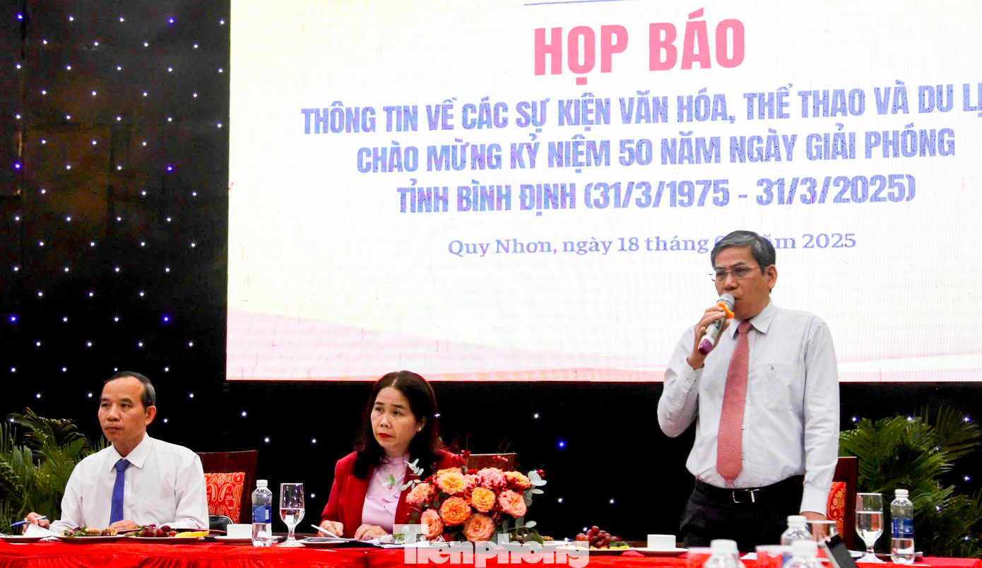 Lãnh đạo Sở VH-TT&DL tỉnh Bình Định chủ trì buổi họp báo. Lãnh đạo Sở VH-TT&DL tỉnh Bình Định chủ trì buổi họp báo.