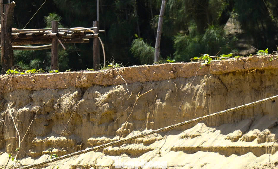 Sạt lở ăn sâu vào đất liền.