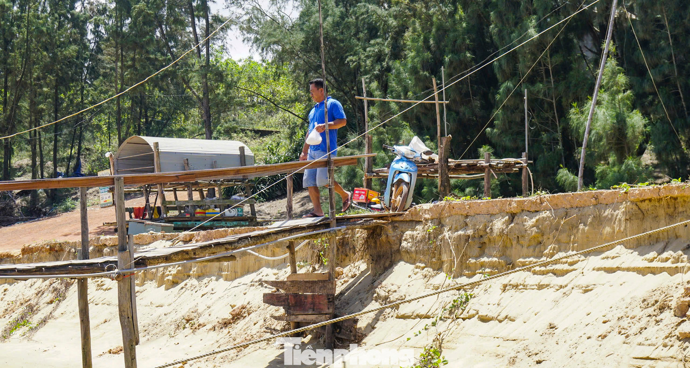 Nhiều vị trí sạt lở ăn sâu vào hơn 10 m.