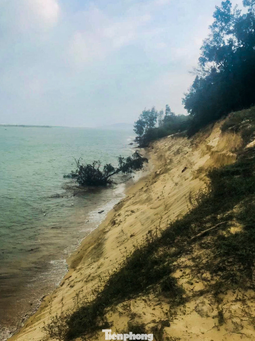 Khu vực được gọi là Búng, khu phố Lâm Trúc 2 bị nước biển xâm thực. Hình ảnh địa phương ghi nhận hồi đầu năm 2025.