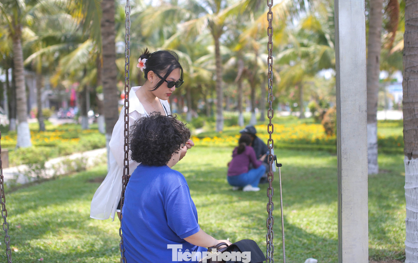 Theo Đài Khí tượng Thủy văn tỉnh Bình Định, trong 1-2 ngày tới địa phương này tiếp tục xảy ra nắng nóng và nắng nóng gay gắt, nền nhiệt độ cao nhất trong ngày phổ biến từ 36-38 độ C, có nơi trên 39 độ C. Ảnh: Trương Định.