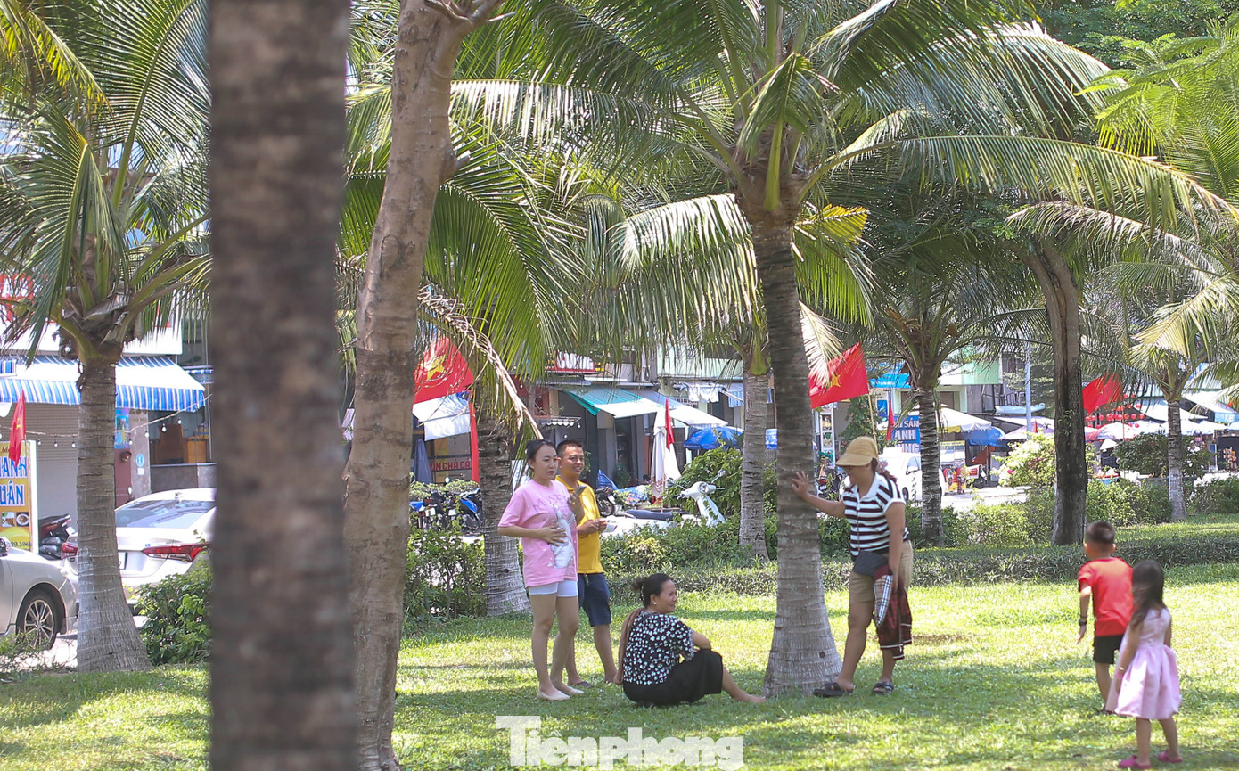 Theo Đài Khí tượng Thủy văn tỉnh Bình Định, trong 1-2 ngày tới địa phương này tiếp tục xảy ra nắng nóng và nắng nóng gay gắt, nền nhiệt độ cao nhất trong ngày phổ biến từ 36-38 độ C, có nơi trên 39 độ C. Ảnh: Trương Định.