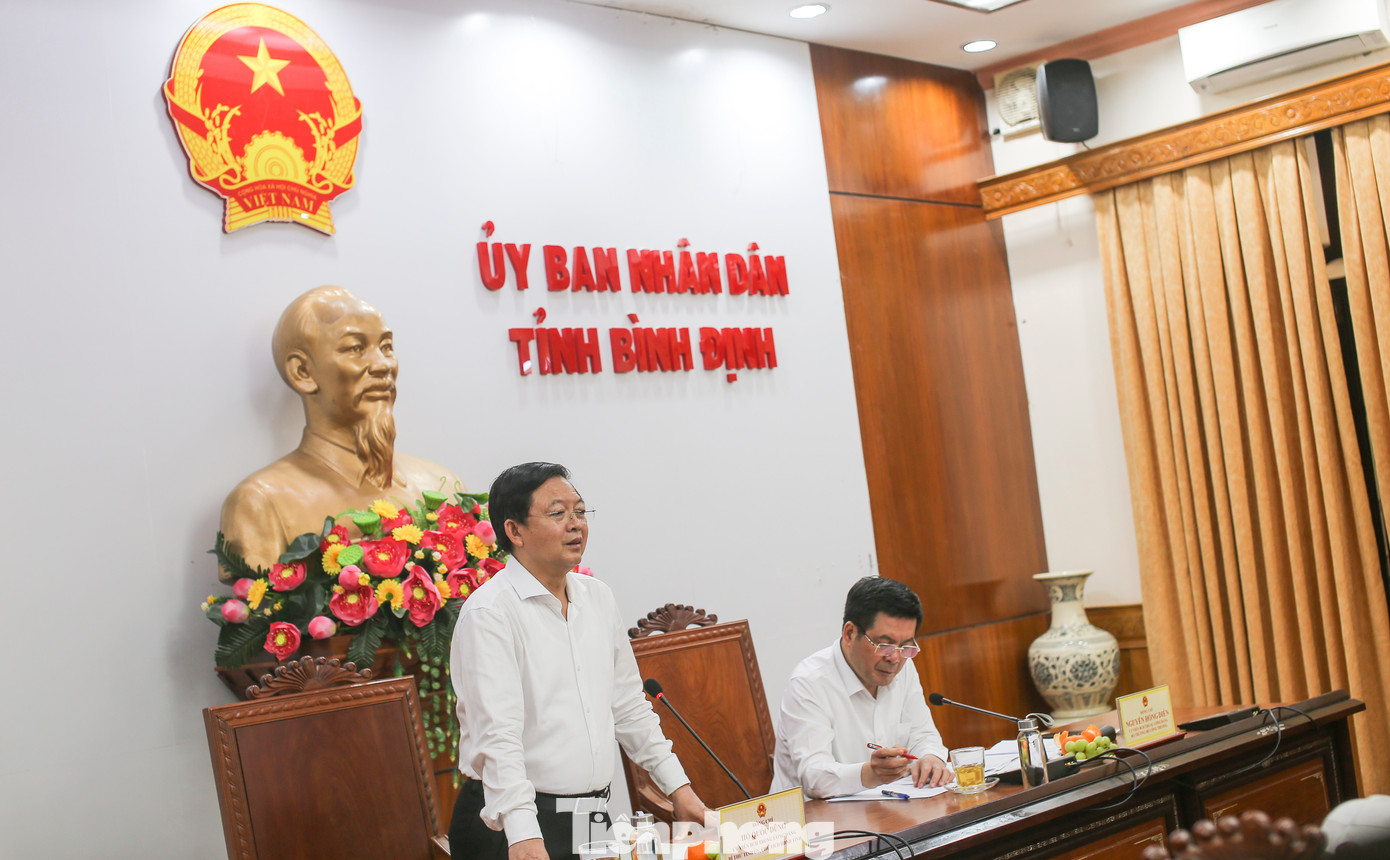 Bí thư Tỉnh ủy Bình Định Hồ Quốc Dũng (người đứng), phát biểu tại buổi làm việc. Ảnh: Trương Định.