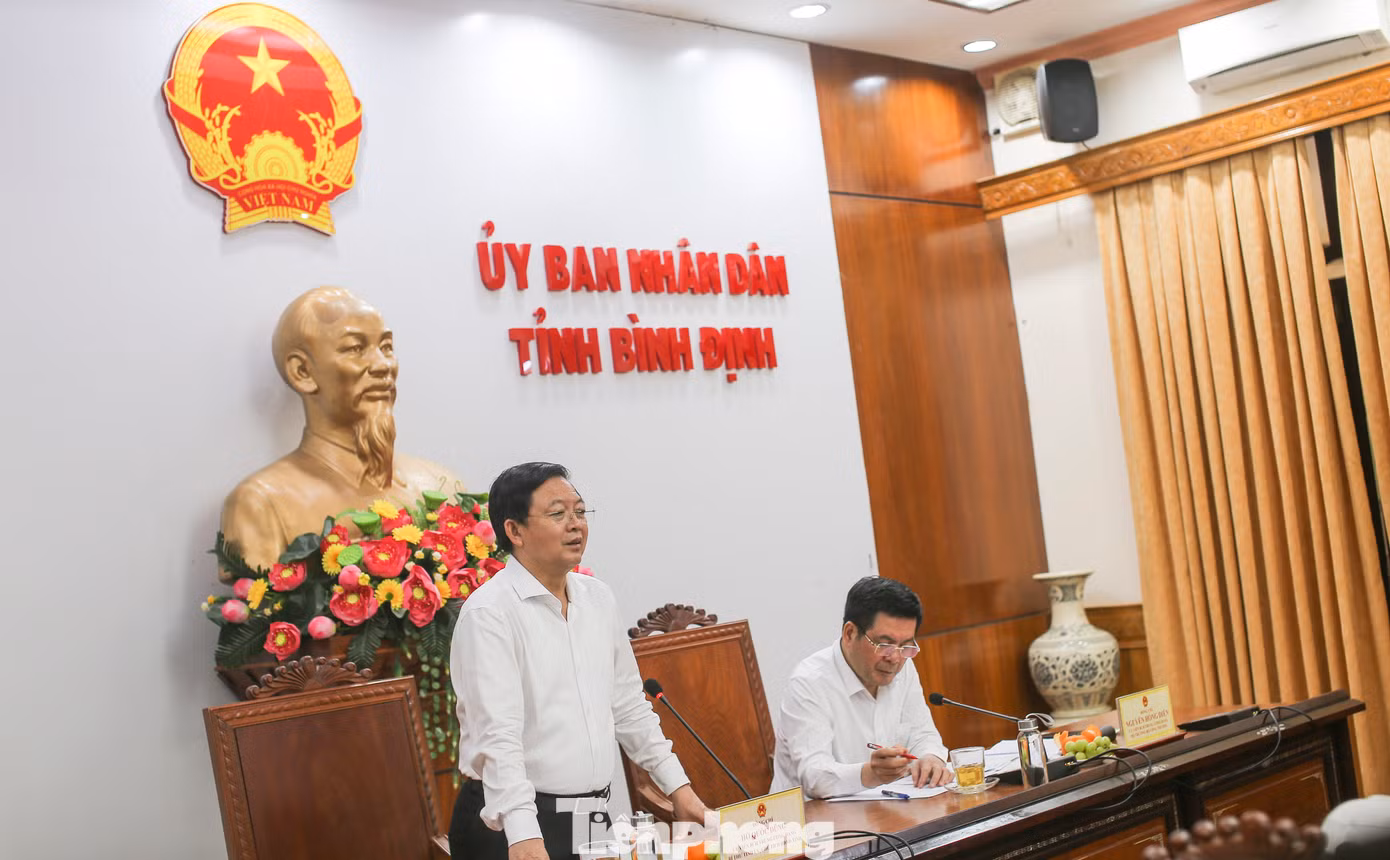 Bí thư Tỉnh ủy Bình Định Hồ Quốc Dũng (người đứng), phát biểu tại buổi làm việc. Ảnh: Trương Định.