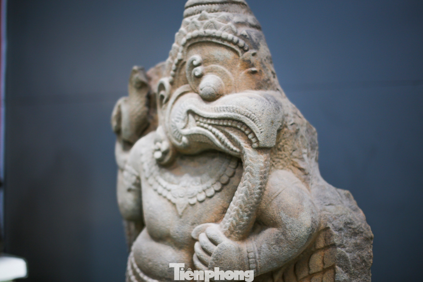 Chim thần Garuda phổ biến trong nghệ thuật điêu khắc Chămpa, thường thể hiện đầu thú (sư tử) mỏ chim, tay người, thân người, chân thú. Trong nghệ thuật tạo hình điêu khắc Chămpa, hình tượng Garuda thường gắn với thần Vishnu hoặc trong tư thế diệt rắn Naga. Ảnh: Trương Định.