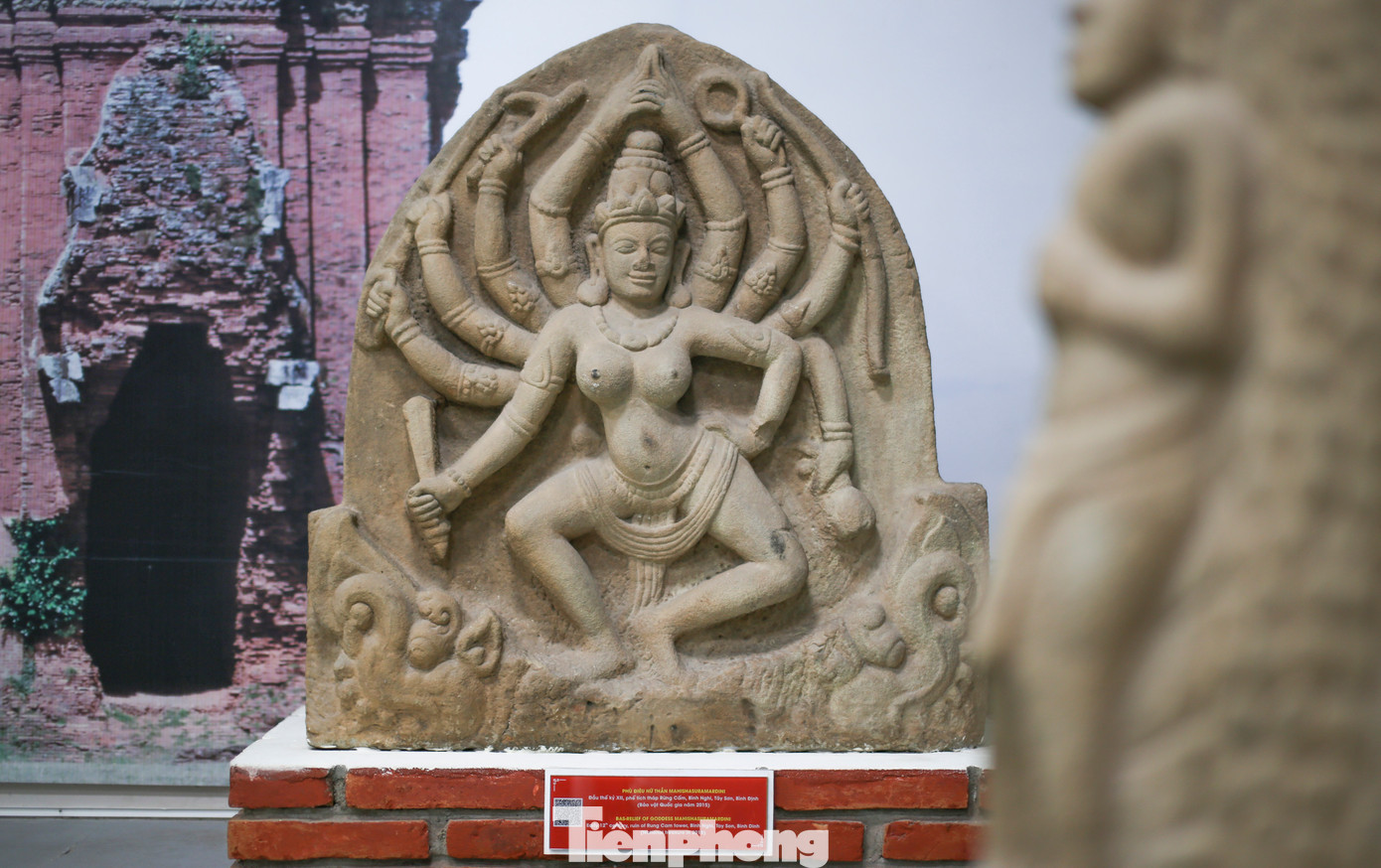 Phù điêu nữ thần Mahishasuramardini, niên đại đầu thế kỷ XII, phát hiện năm 1989 tại phế tích tháp Rừng Cấm, thuộc thôn Thủ Thiện Thượng, xã Bình Nghi, huyện Tây Sơn, tỉnh Bình Định. Năm 2015, tượng được công nhận bảo vật quốc gia. Ảnh: Trương Định.