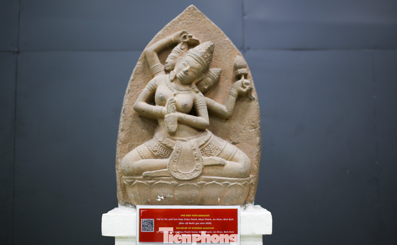 Phù điêu nữ thần Sarasvati, niên đại thế kỷ XII được phát hiện vào năm 1988 tại phế tích tháp Châu Thành, xã Nhơn Thành, huyện An Nhơn (nay thuộc khu vực Châu Thành, phường Nhơn Thành, thị xã An Nhơn). Năm 2020, được công nhận bảo vật quốc gia. Ảnh: Trương Định.