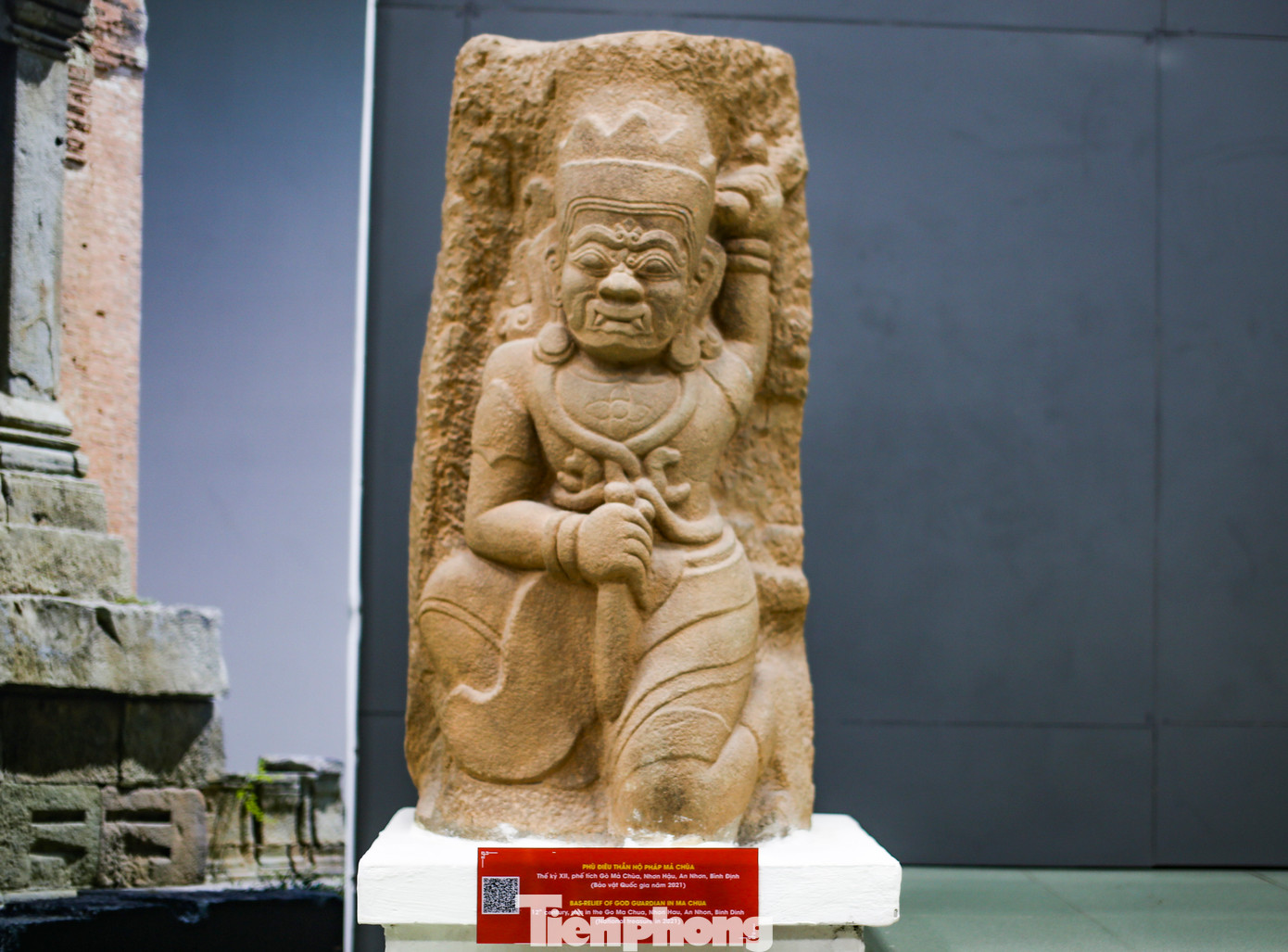 Phù điêu thần Hộ pháp (Dvarapala), niên đại thế kỷ XII, phát hiện năm 1992 tại phế tích có tục danh là gò Mả Chùa, thuộc thôn Đại Hòa, xã Nhơn Hậu, huyện An Nhơn (nay là thị xã An Nhơn) của tỉnh Bình Định. Năm 2021, được công nhận bảo vật quốc gia. Ảnh: Trương Định.