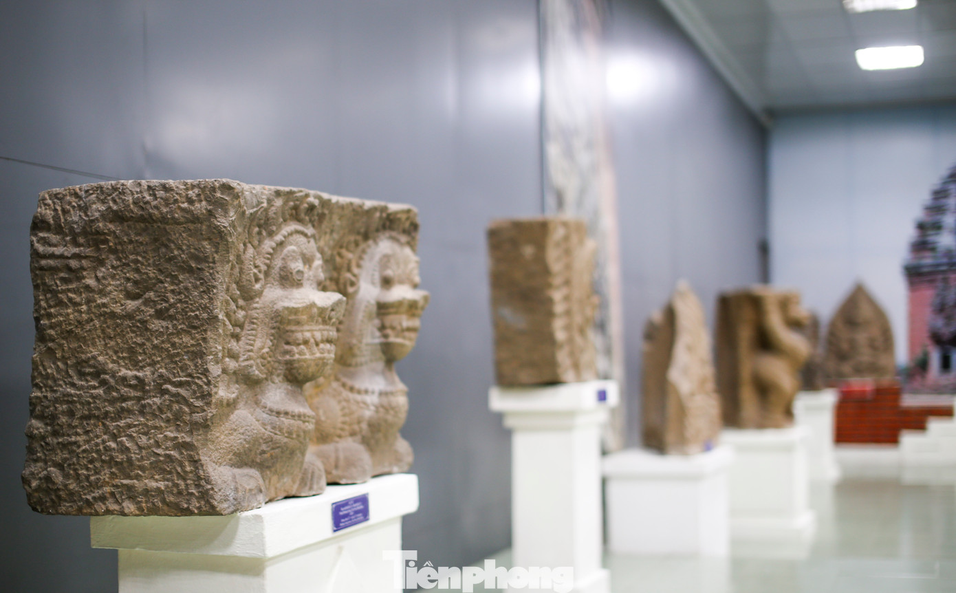 Bên cạnh các bảo vật qquốc gia, tại Bảo tàng tỉnh Bình Định hiện còn trưng bày rất nhiều tác phẩm điêu khắc đá từ thời Chămpa. Ảnh: Trương Định.