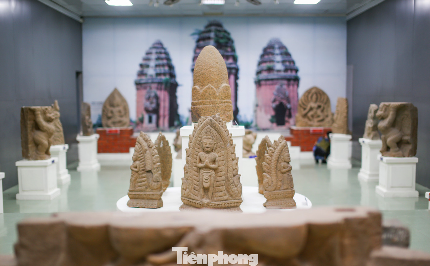 Giám đốc Sở VH&amp;TT tỉnh Bình Định Tạ Xuân Chánh cho hay trong gần 5 thế kỷ là kinh đô của vương quốc Chămpa (từ thế kỷ XI đến thế kỷ XV), vương triều Vijaya đã để lại những di sản văn hóa vật thể vô giá, bao gồm hệ thống đền tháp, thành quách, khu lò gốm cổ in dấu ngàn năm. Ảnh: Trương Định.