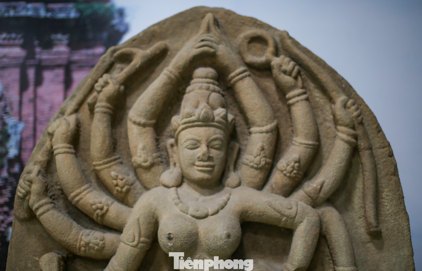 Theo thần thoại Ấn Độ, nữ thần Mahishasuramardini là chị của thần Krishna, vợ của thần Shiva và còn có tên khác là Uma, Parvati, Durga, Devi… nữ thần sinh ra từ sự kết hợp sức mạnh, năng lượng của các vị thần khác để diệt trừ ma quỷ đe dọa trên thế gian. Nữ thần có một chiến công lớn là giết được quỷ đầu trâu Mardini. Tác phẩm điêu khắc thể hiện Mahishasuramardini đang đứng trên lưng hai con Makara quay ngược đầu nhau, hình tượng được xem là độc nhất vô nhị và lớn nhất. Ảnh: Trương Định.