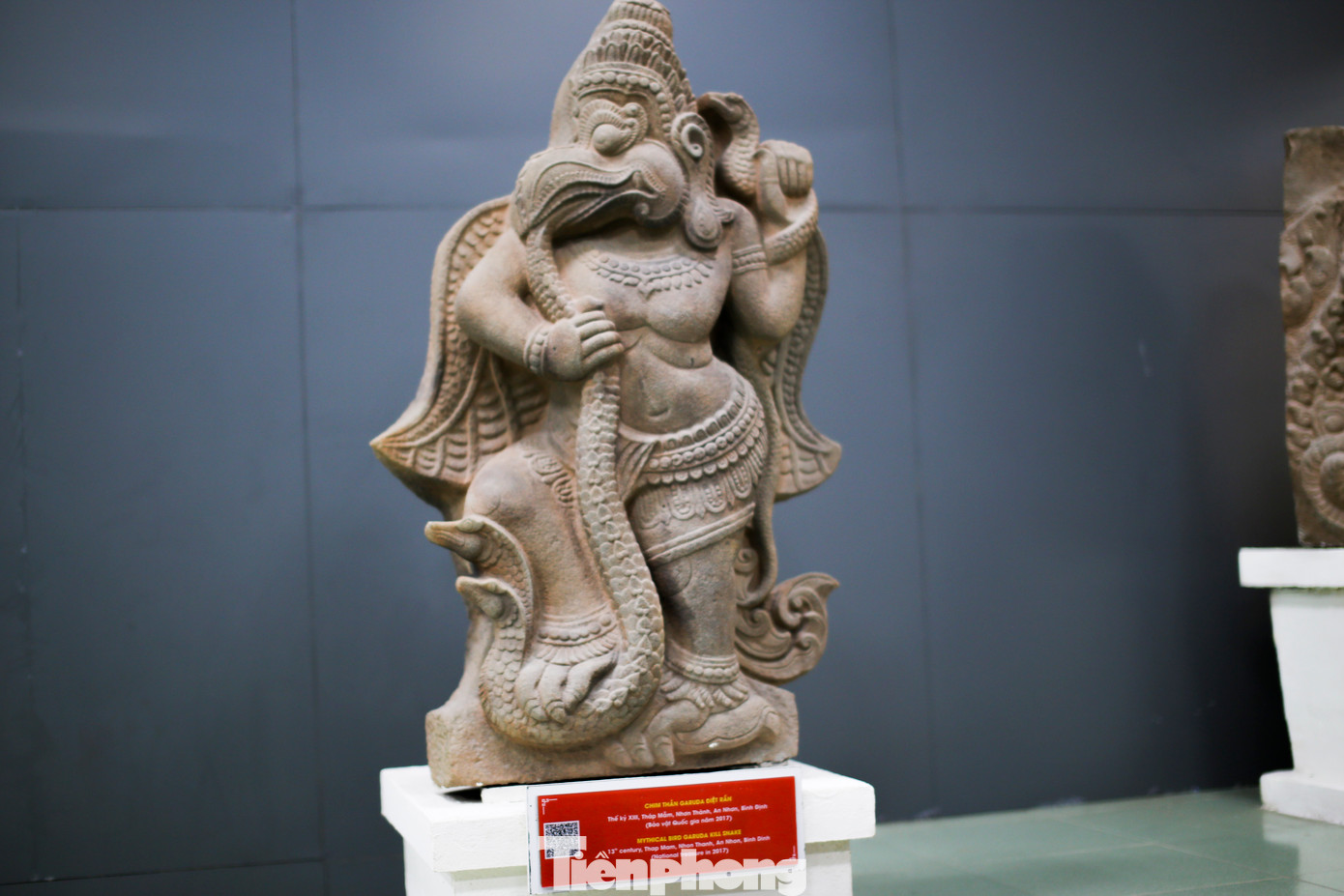 Cặp tượng chim thần Garuda diệt rắn tháp Mẫm, niên đại giữa thế kỷ XIII, phát hiện năm 2011 tại phế tích tháp Mẫm thuộc thôn Vạn Thuận, xã Nhơn Thành, huyện An Nhơn (nay là khu vực Vạn Thuận, phường Nhơn Thành, thị xã An Nhơn). Năm 2017, được Thủ tướng Chính phủ công nhận Bảo vật Quốc gia. Ảnh: Trương Định.