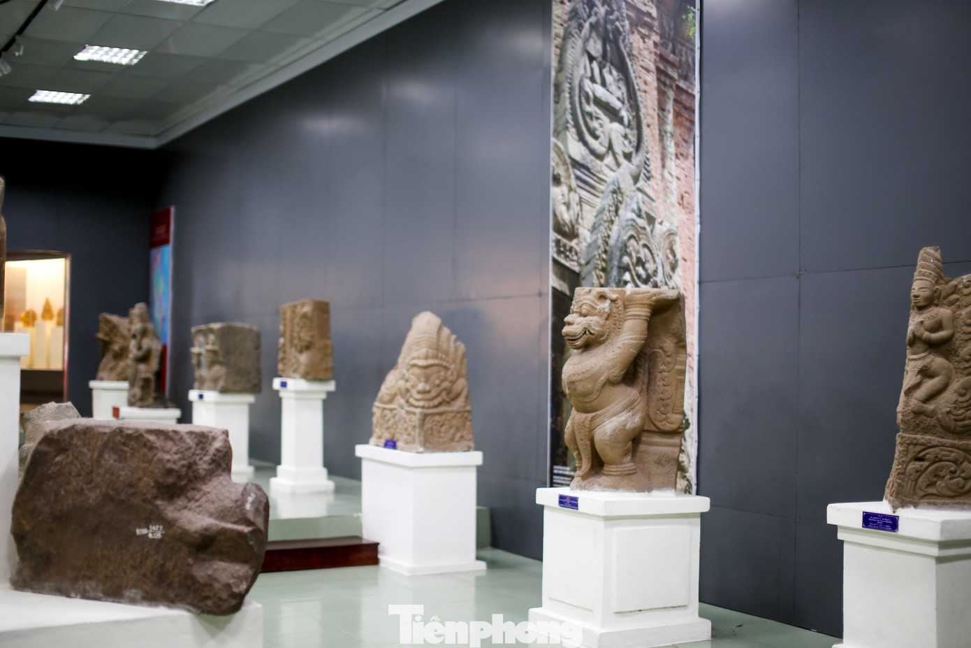 Bên cạnh các bảo vật qquốc gia, tại Bảo tàng tỉnh Bình Định hiện còn trưng bày rất nhiều tác phẩm điêu khắc đá từ thời Chămpa. Ảnh: Trương Định.