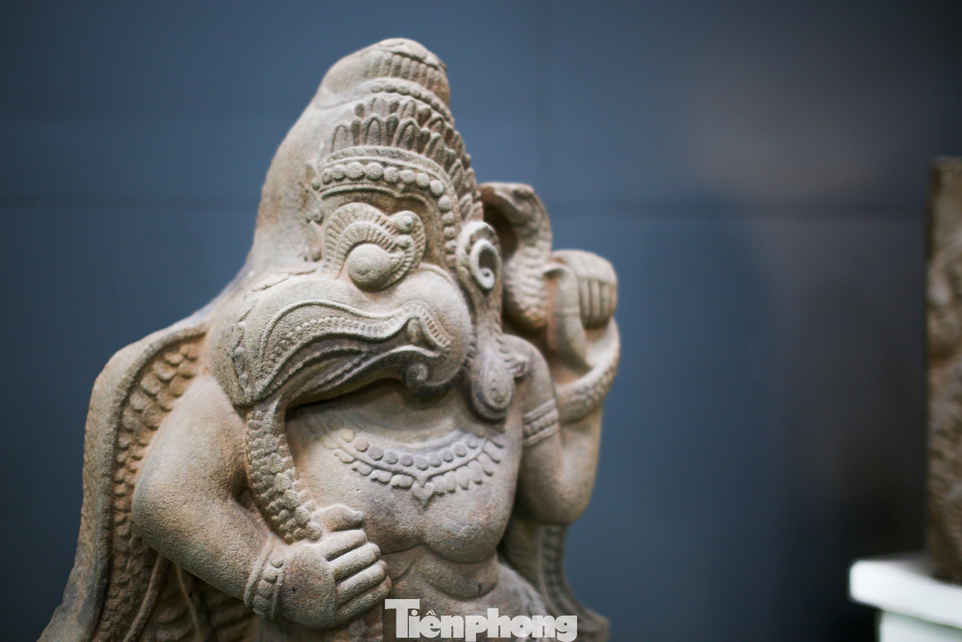 Chim thần Garuda phổ biến trong nghệ thuật điêu khắc Chămpa, thường thể hiện đầu thú (sư tử) mỏ chim, tay người, thân người, chân thú. Trong nghệ thuật tạo hình điêu khắc Chămpa, hình tượng Garuda thường gắn với thần Vishnu hoặc trong tư thế diệt rắn Naga. Ảnh: Trương Định.