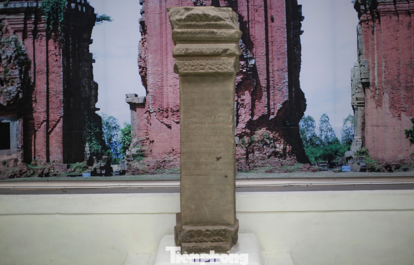 Trụ Văn Bia Đá, thế kỷ XIII, được tìm thấy ở Tháp Đôi ở TP. Quy Nhơn (Bình Định). Ảnh: Trương Định.