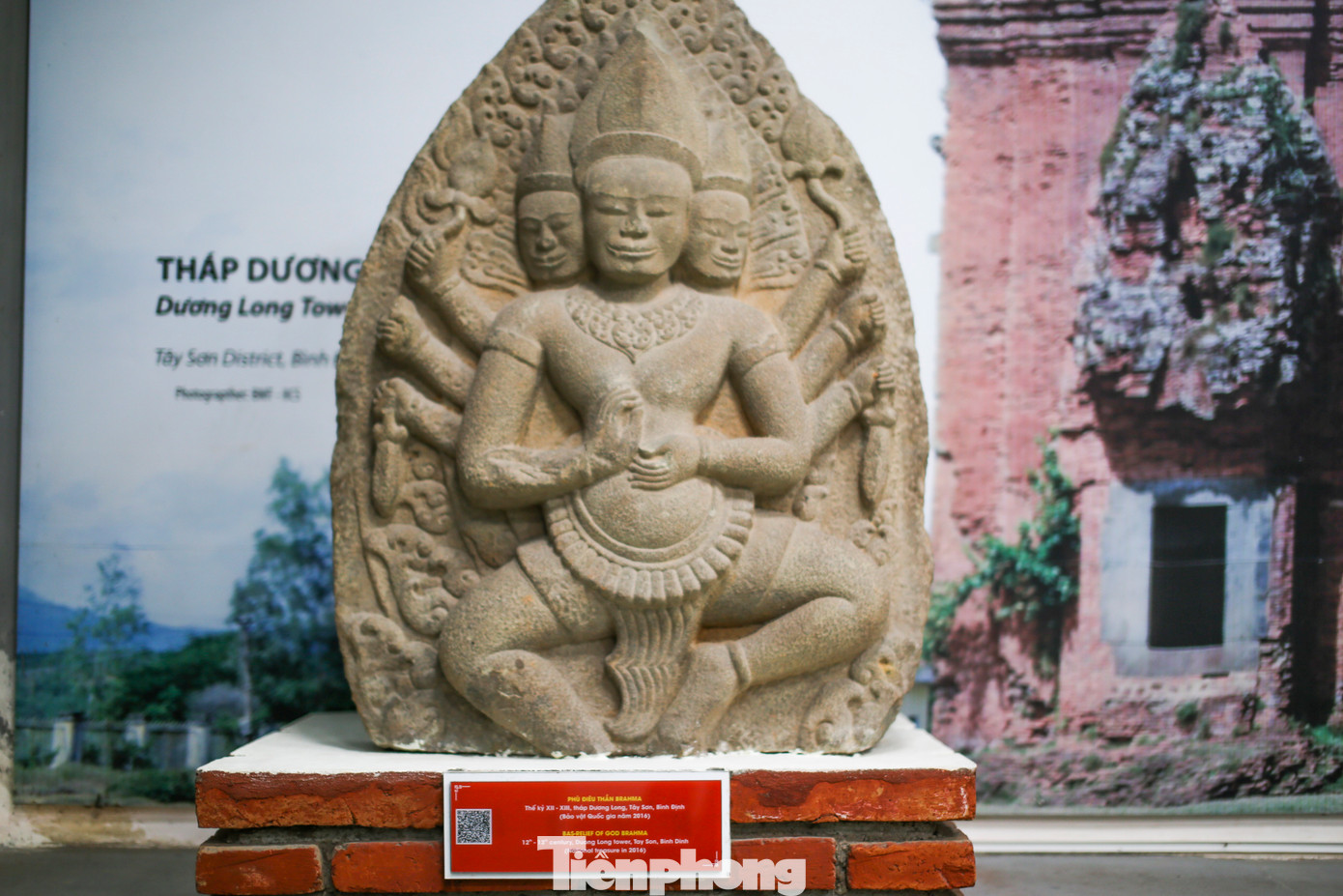 Phù điêu thần Brahma, niên đại thế kỷ XII-XIII, phát hiện năm 1985 tại tháp Dương Long thuộc thôn An Chánh, xã Tây Bình, huyện Tây Sơn. Năm 2016, được công nhận bảo vật quốc gia. Ảnh: Trương Định.