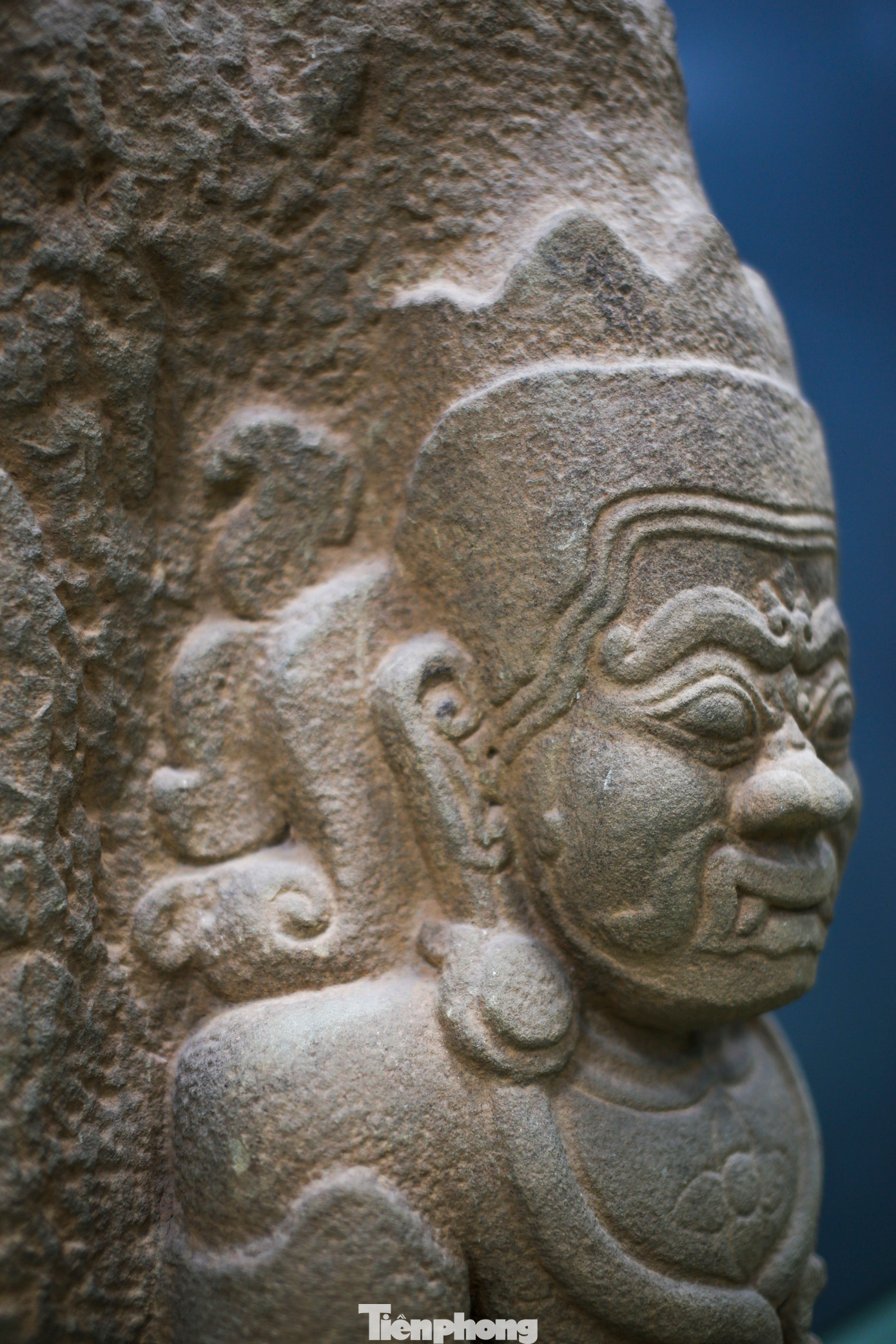 Trong truyền thuyết của Hindu giáo, Hộ pháp là vị môn thần, canh giữ cổng hoặc cửa của những ngôi đền/tháp. Thần có nhiệm vụ bảo vệ đạo pháp, người tu hành, người đến hành lễ, thường thể hiện theo cặp đối xứng, đặt ở hai bên cửa ra vào đền, tháp Chămpa. Ảnh: Trương Định.