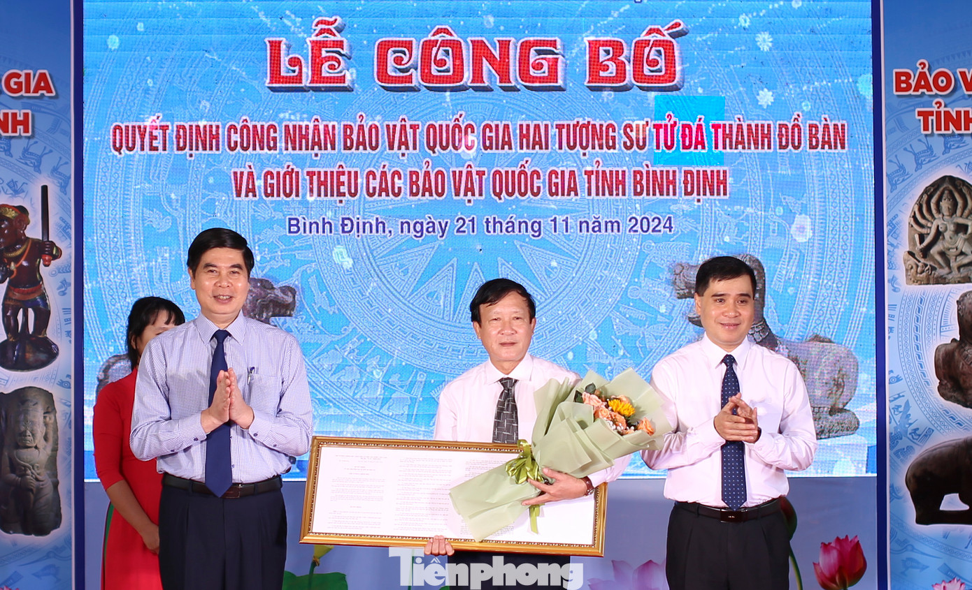 Ông Phạm Định Phong - Phó cục trưởng Cục Di sản văn hóa thuộc Bộ Văn hóa, Thể thao và Du lịch (bên phải) trao quyết định của Thủ tướng Chính phủ về việc công nhận Bảo vật quốc gia hai tượng sư tử đá thành Đồ Bàn cho Sở VH&TT tỉnh Bình Định. Ảnh: Trương Định. Ông Phạm Định Phong - Phó cục trưởng Cục Di sản văn hóa thuộc Bộ Văn hóa, Thể thao và Du lịch (bên phải) trao quyết định của Thủ tướng Chính phủ về việc công nhận Bảo vật quốc gia hai tượng sư tử đá thành Đồ Bàn cho Sở VH&TT tỉnh Bình Định. Ảnh: Trương Định.
