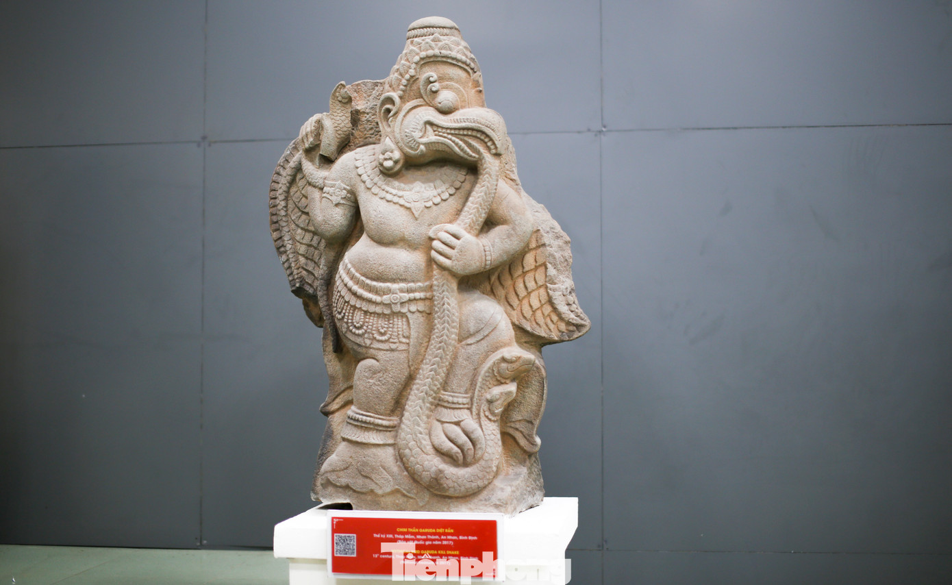 Cặp tượng chim thần Garuda diệt rắn tháp Mẫm, niên đại giữa thế kỷ XIII, phát hiện năm 2011 tại phế tích tháp Mẫm thuộc thôn Vạn Thuận, xã Nhơn Thành, huyện An Nhơn (nay là khu vực Vạn Thuận, phường Nhơn Thành, thị xã An Nhơn). Năm 2017, được Thủ tướng Chính phủ công nhận Bảo vật Quốc gia. Ảnh: Trương Định.