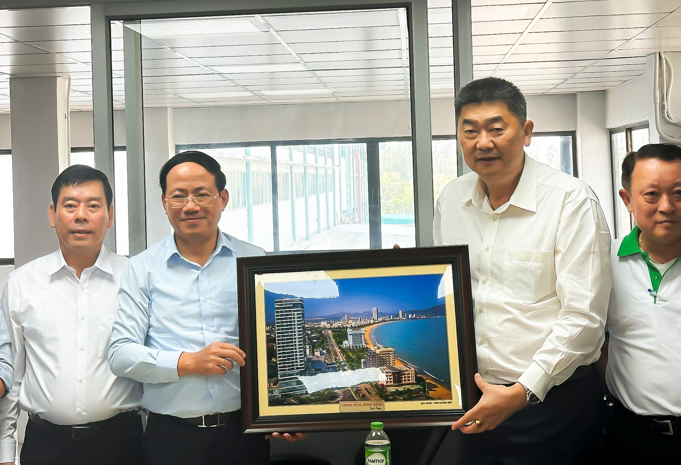 Chủ tịch UBND tỉnh Bình Định Phạm Anh Tuấn tặng quà lưu niệm cho lãnh đạo Tập đoàn C.P.