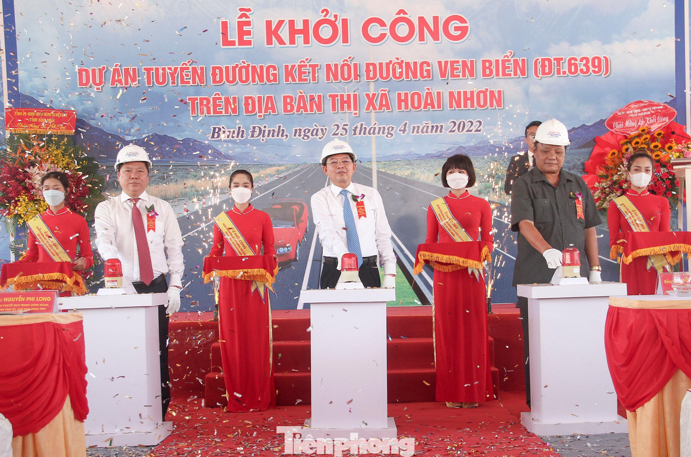 Lễ khởi công tuyến đường kết nối đường ven biển ĐT 639 trên địa bàn thị xã Hoài Nhơn. Ảnh: Trương Định