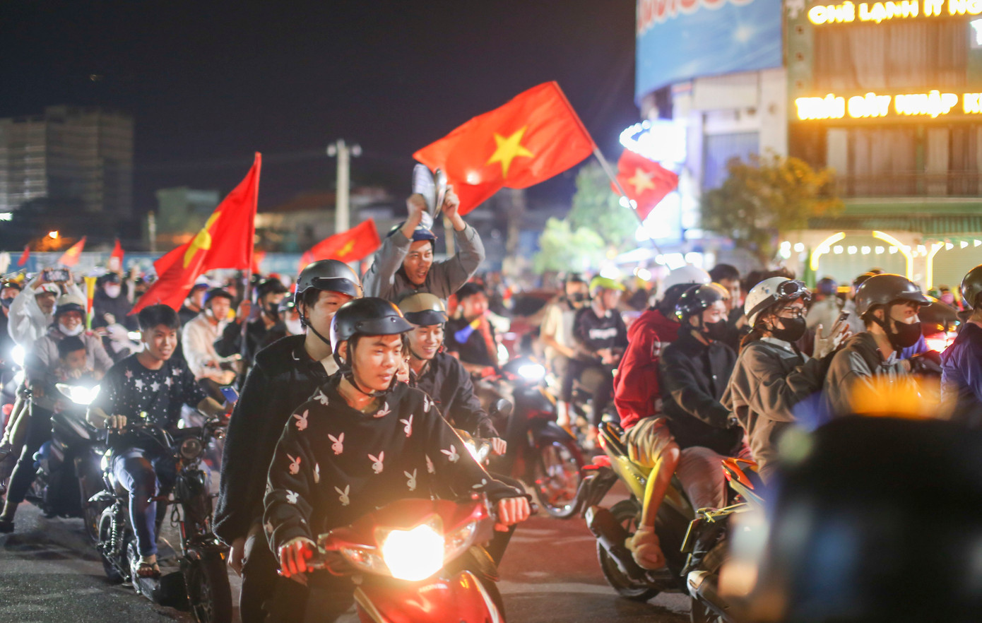Ngay sau tiếng còi kết thúc trận đấu, dòng người đổ về Quảng trường Nguyễn Tất Thành (TP. Quy Nhơn, Bình Định) để đi ăn mừng ngôi vô địch của đội tuyển Việt Nam. Ảnh: Trương Định