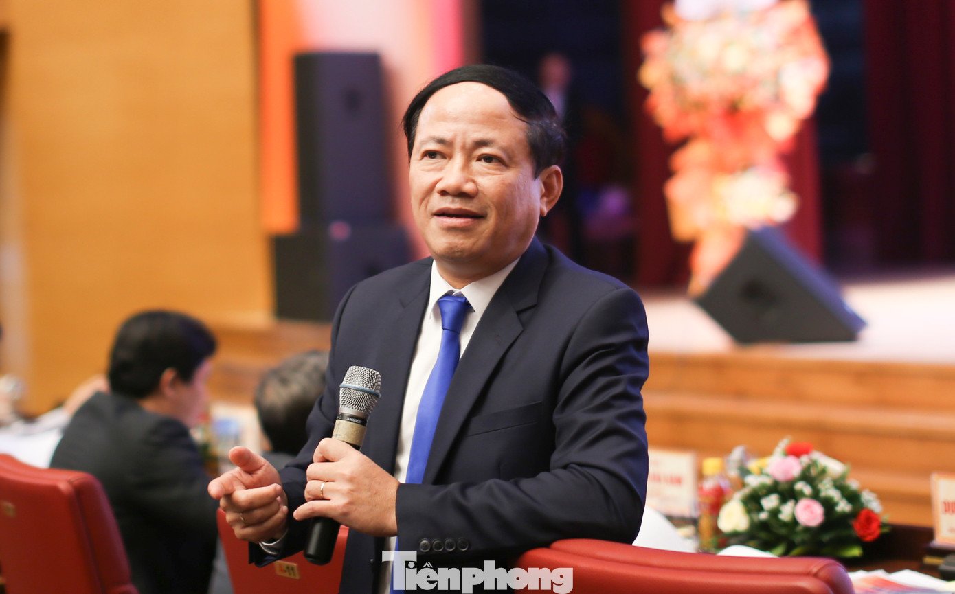 Chủ tịch UBND tỉnh Bình Định Phạm Anh Tuấn phát biểu trao đổi tại hội nghị. Ảnh: Trương Định.