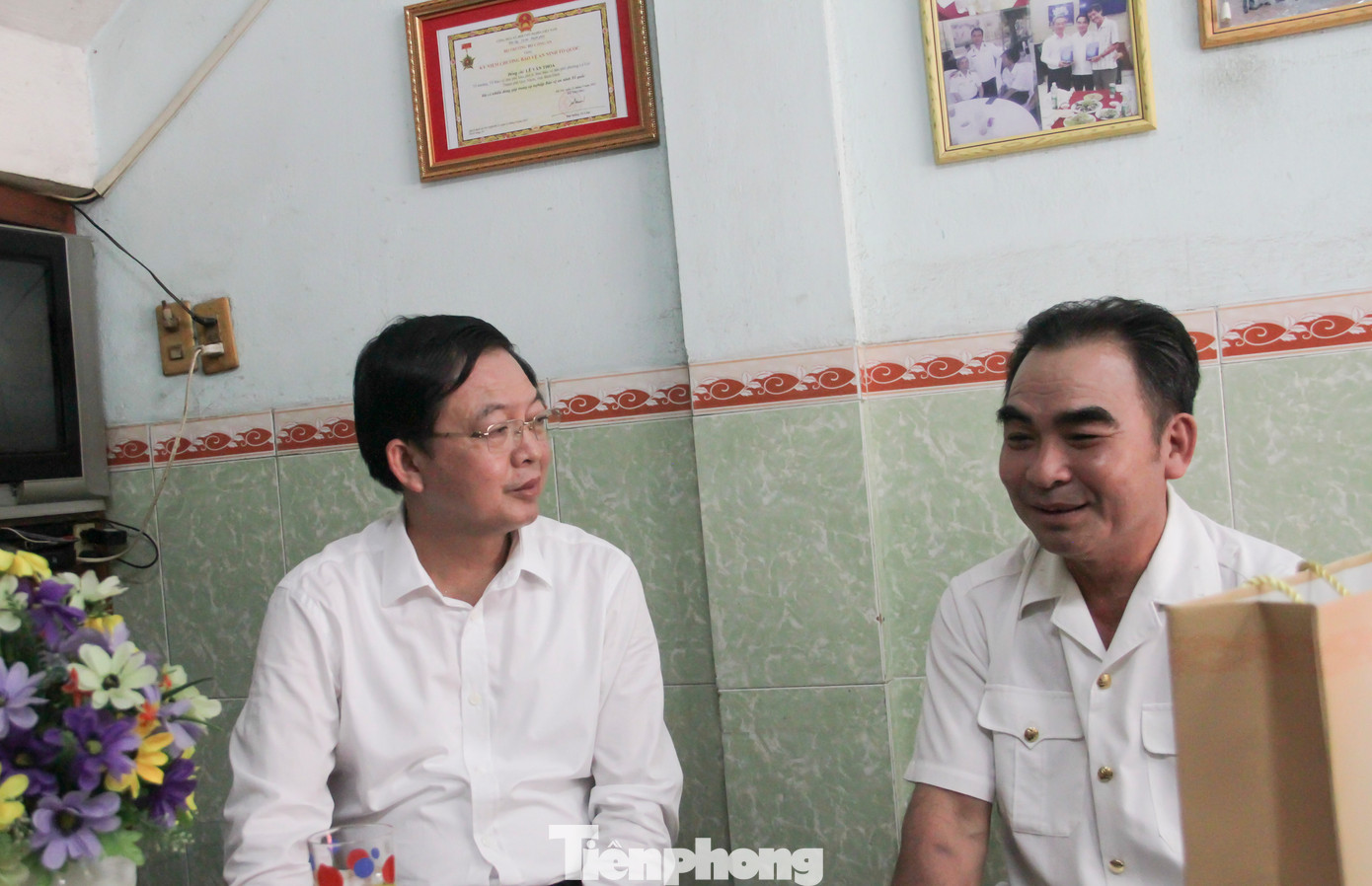 Ông Hồ Quốc Dũng (bên trái) trò chuyện cùng cựu chiến binh Lê Minh Thoa. Ảnh: Trương Định