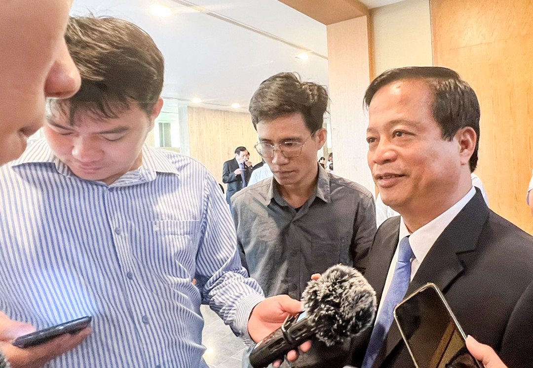 Ông Nguyễn Tuấn Thanh - Phó Chủ tịch thường trực UBND tỉnh Bình Định - trao đổi với báo chí bên hành lang kỳ họp. Ông Nguyễn Tuấn Thanh - Phó Chủ tịch thường trực UBND tỉnh Bình Định - trao đổi với báo chí bên hành lang kỳ họp.