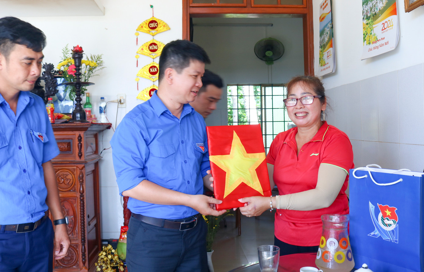 Trao di ảnh liệt sĩ đã phục dựng cho thân nhân. Ảnh: T.Đ