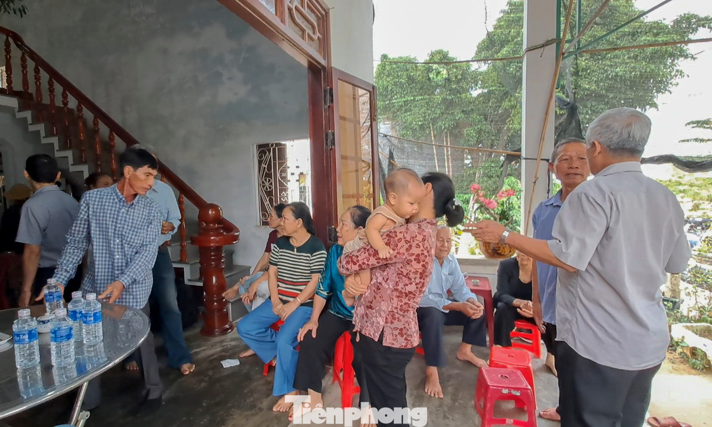 Người thân gia đình, hàng xóm đến chia vui cùng gia đình. Ảnh: Trương Định