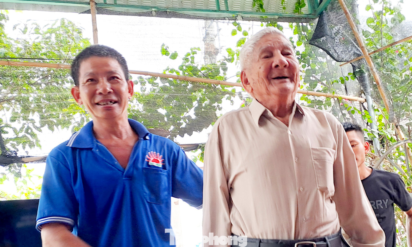 Hai cha con vui mừng ngày đoàn tụ. Ảnh: Trương Định