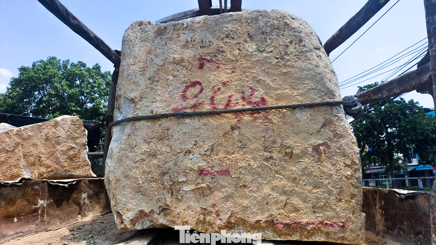 Khối đá lớn &quot;đá tặc&quot; định tuồn ra ngoài. Ảnh: Trương Định