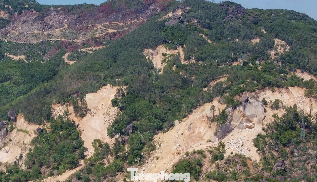 Núi Hòn Chà đang bị khai thác. Ảnh: Trương Định